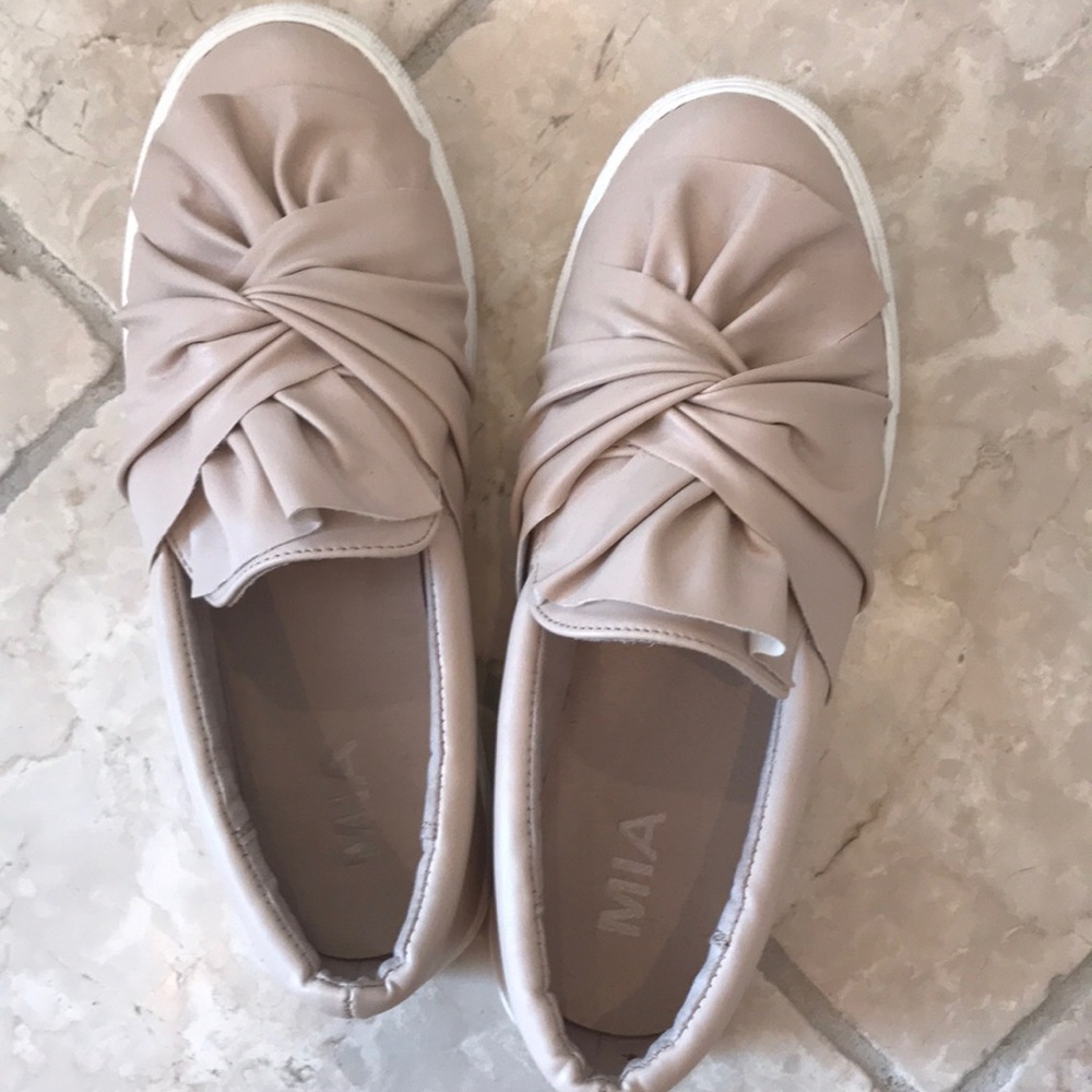 Tan flats